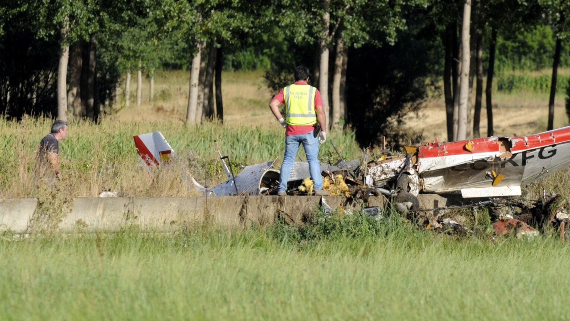Dos guardias civiles investigan los restos de la avioneta que esta tarde se ha estrellado en una finca situada en las proximidades del Villanueva del Condado (León), falleciendo los dos ocupantes Dos guardias civiles investigan los restos de la avioneta que esta tarde se ha estrellado en una finca situada en las proximidades del Villanueva del Condado (León), falleciendo los dos ocupantes