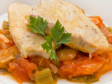 Bonito rebozado con piperrada Bonito rebozado con piperrada