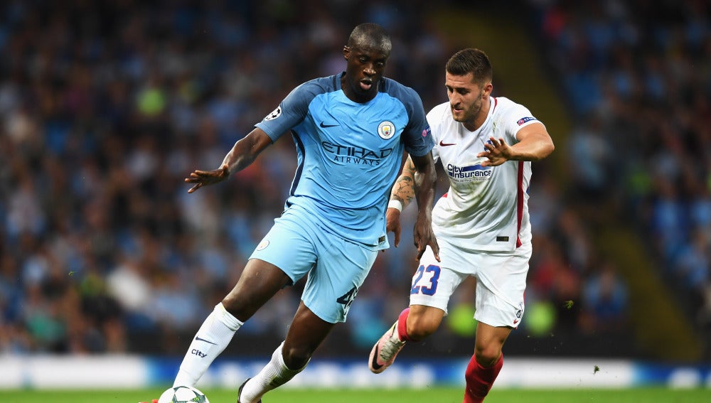 Yaya Touré conduce el balón en un partido con el City