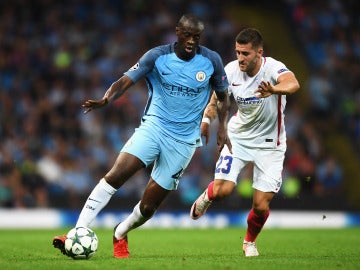Yaya Touré conduce el balón en un partido con el City