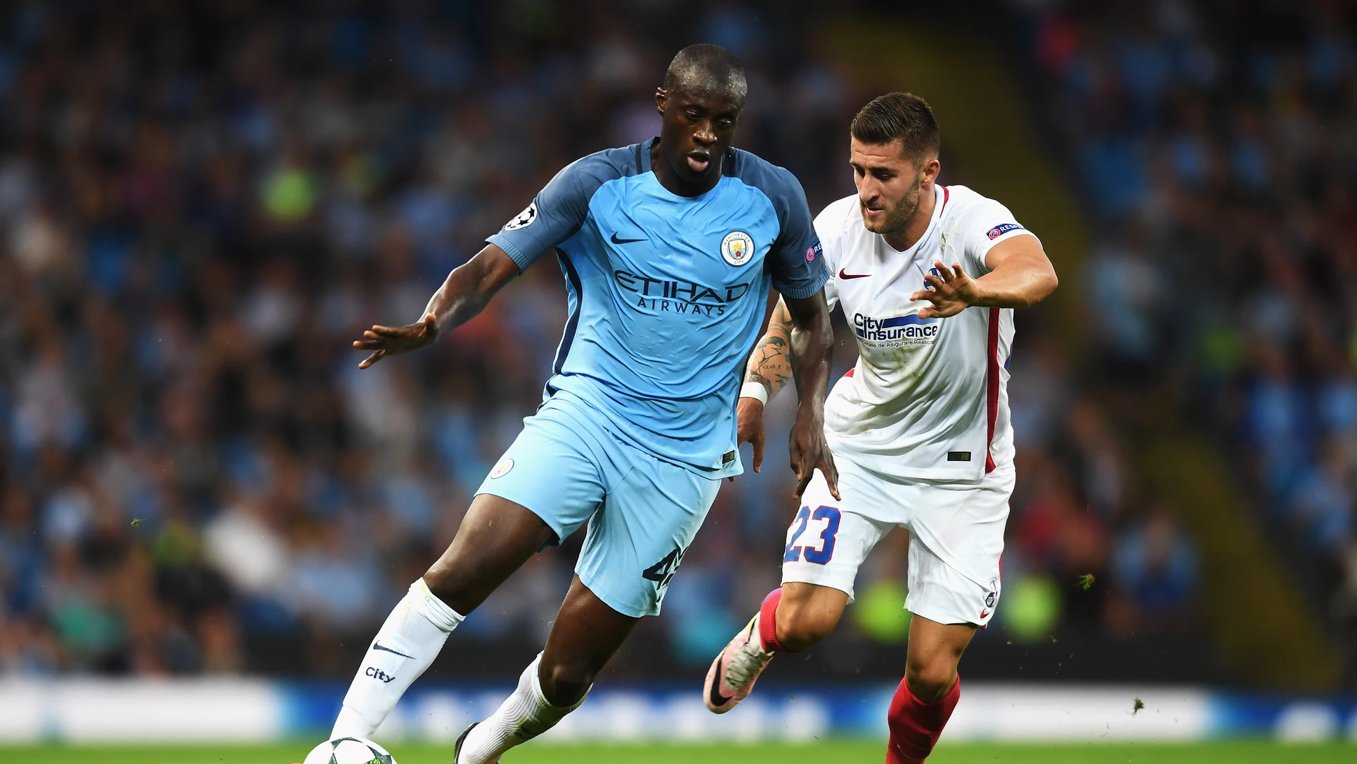 Yaya Touré conduce el balón en un partido con el City