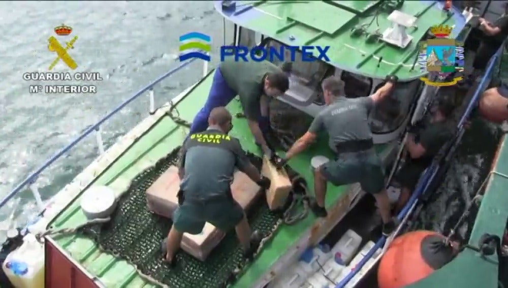 Frame 70.476565 de: Interceptan un pesquero con 9,2 toneladas de hachís