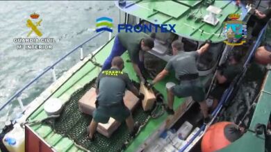 Interceptan un pesquero con 9,2 toneladas de hachís en la costa de Almería