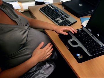 Mujer embarazada trabajando (archivo)