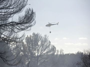 Helicóptero trabajando en el incendio