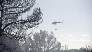 Helicóptero trabajando en el incendio