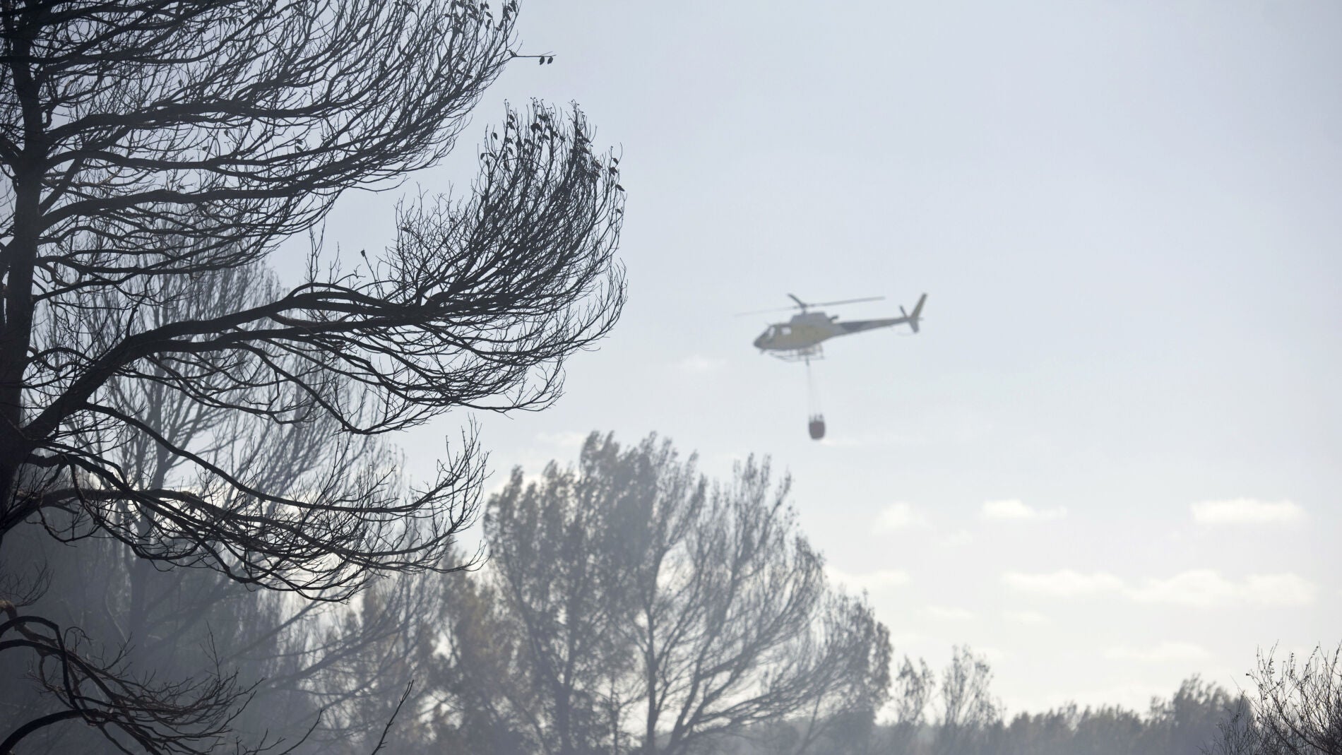 Helic&oacute;ptero trabajando en el incendio