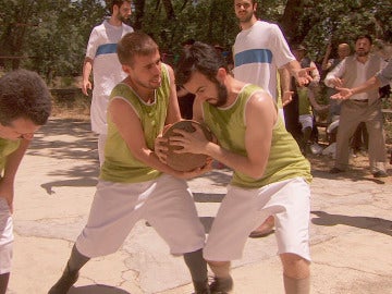 Se juega el primer partido de baloncesto en Puente Viejo