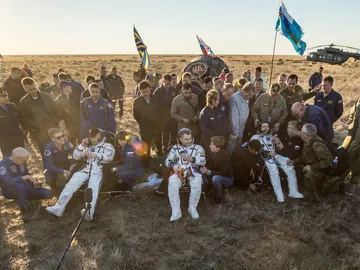 Los tres astronautas tras el aterrizaje Los tres astronautas tras el aterrizaje