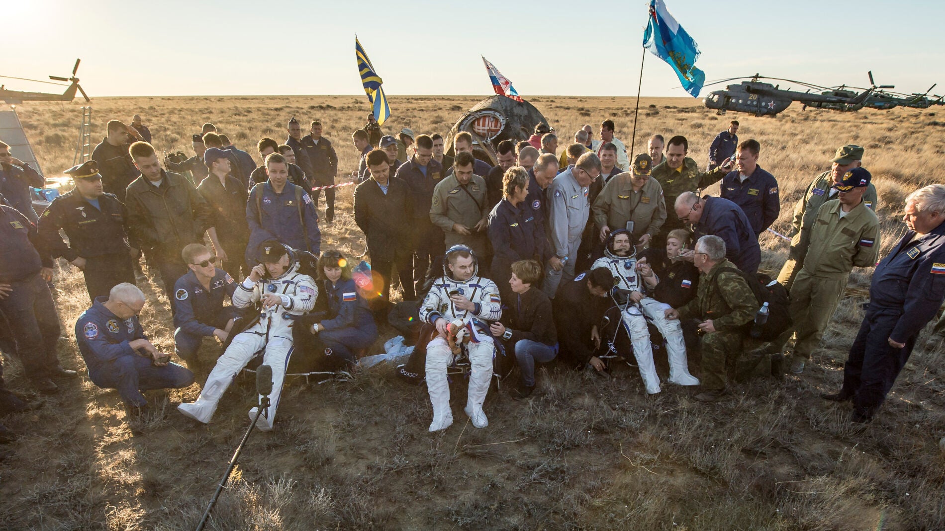 Los tres astronautas tras el aterrizaje