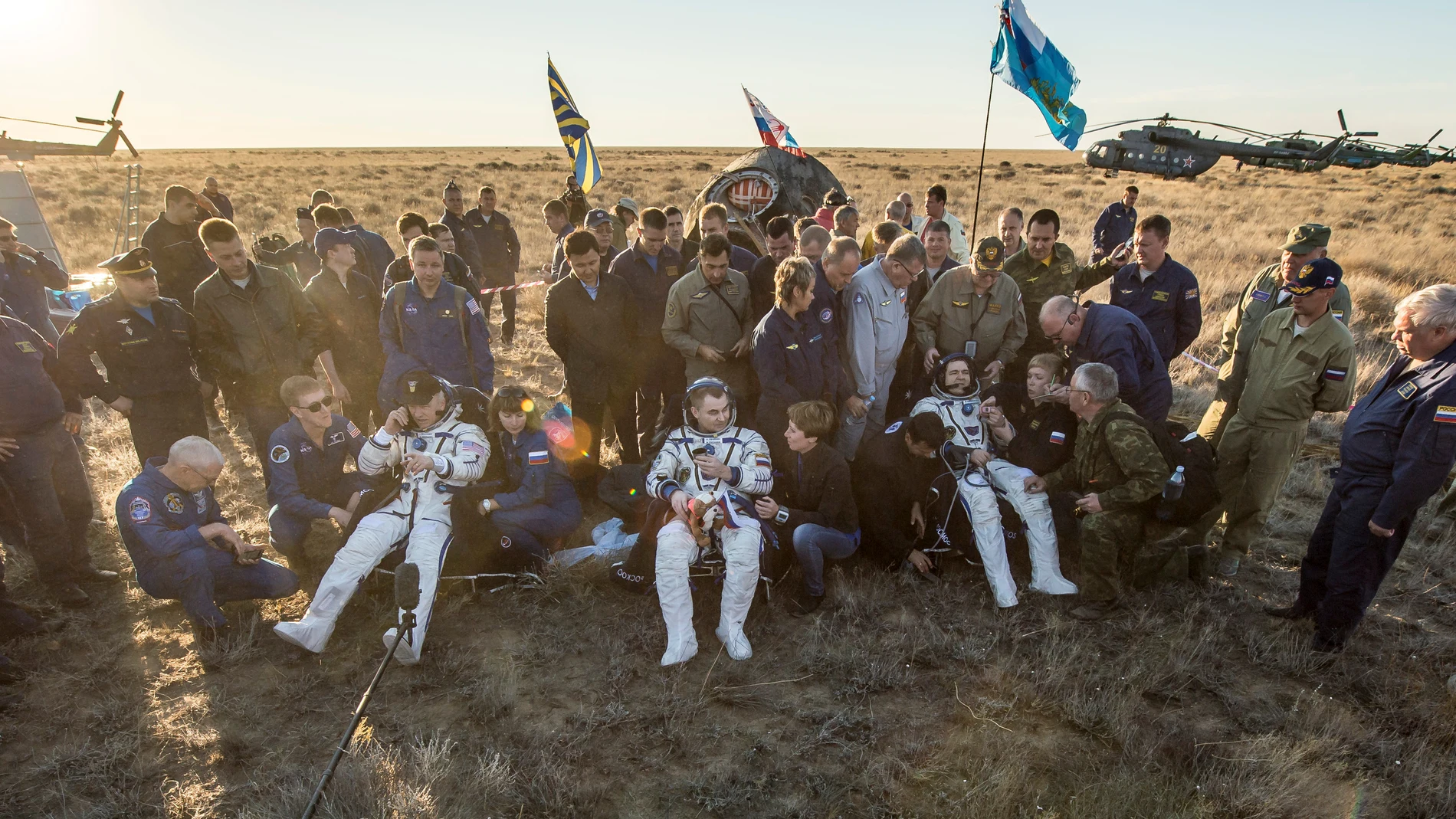 Los tres astronautas tras el aterrizaje Los tres astronautas tras el aterrizaje
