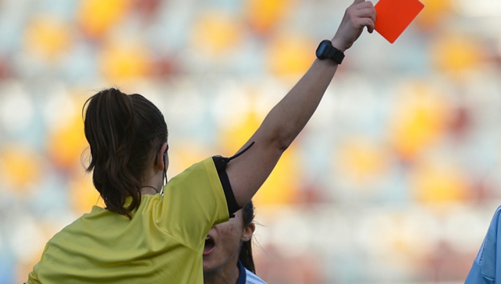 Una árbitra expulsa a una jugadora