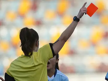Una árbitra expulsa a una jugadora Una árbitra expulsa a una jugadora