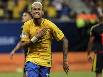 Neymar celebra un gol con la Selección de Brasil