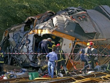 Los operarios acceden al interior de tren