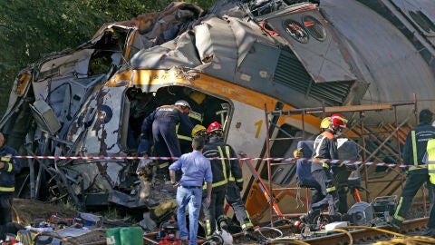 Los operarios acceden al interior de tren