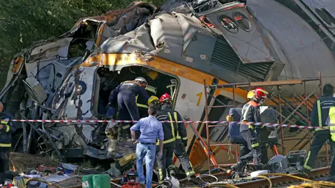 Los operarios acceden al interior de tren Los operarios acceden al interior de tren