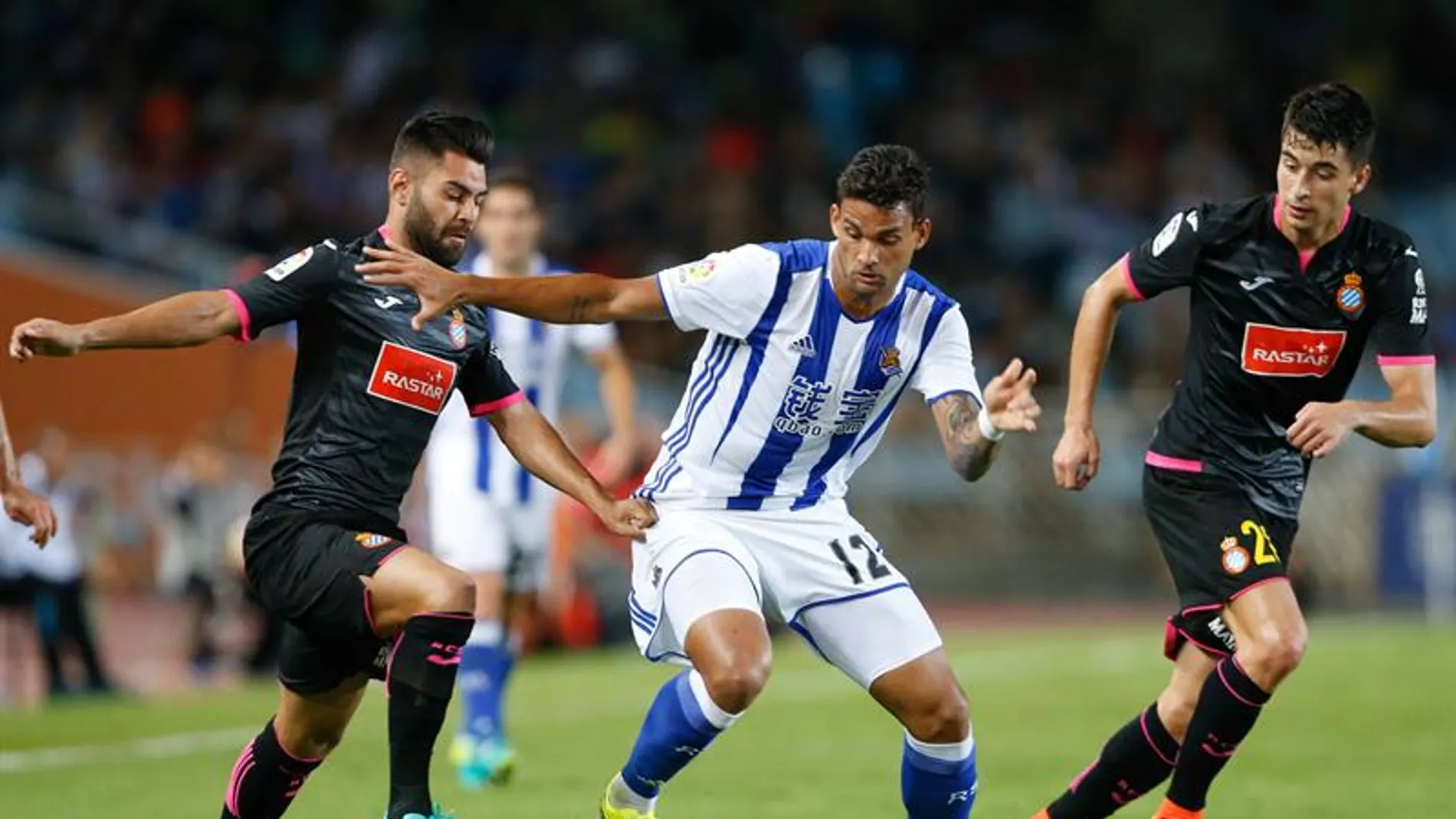 Willian José conduce el balón ante la defensa de Marc Roda Willian José conduce el balón ante la defensa de Marc Roda