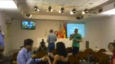 Un periodista le pide matrimonio a su novia durante una rueda de prensa de Mónica Oltra