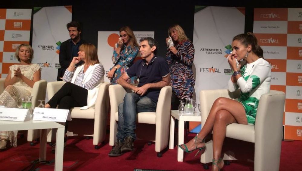 Las lágrimas invaden la rueda de prensa de la temporada final de Velvet