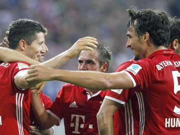 Los jugadores del Bayern celebran un gol de Lewandowski