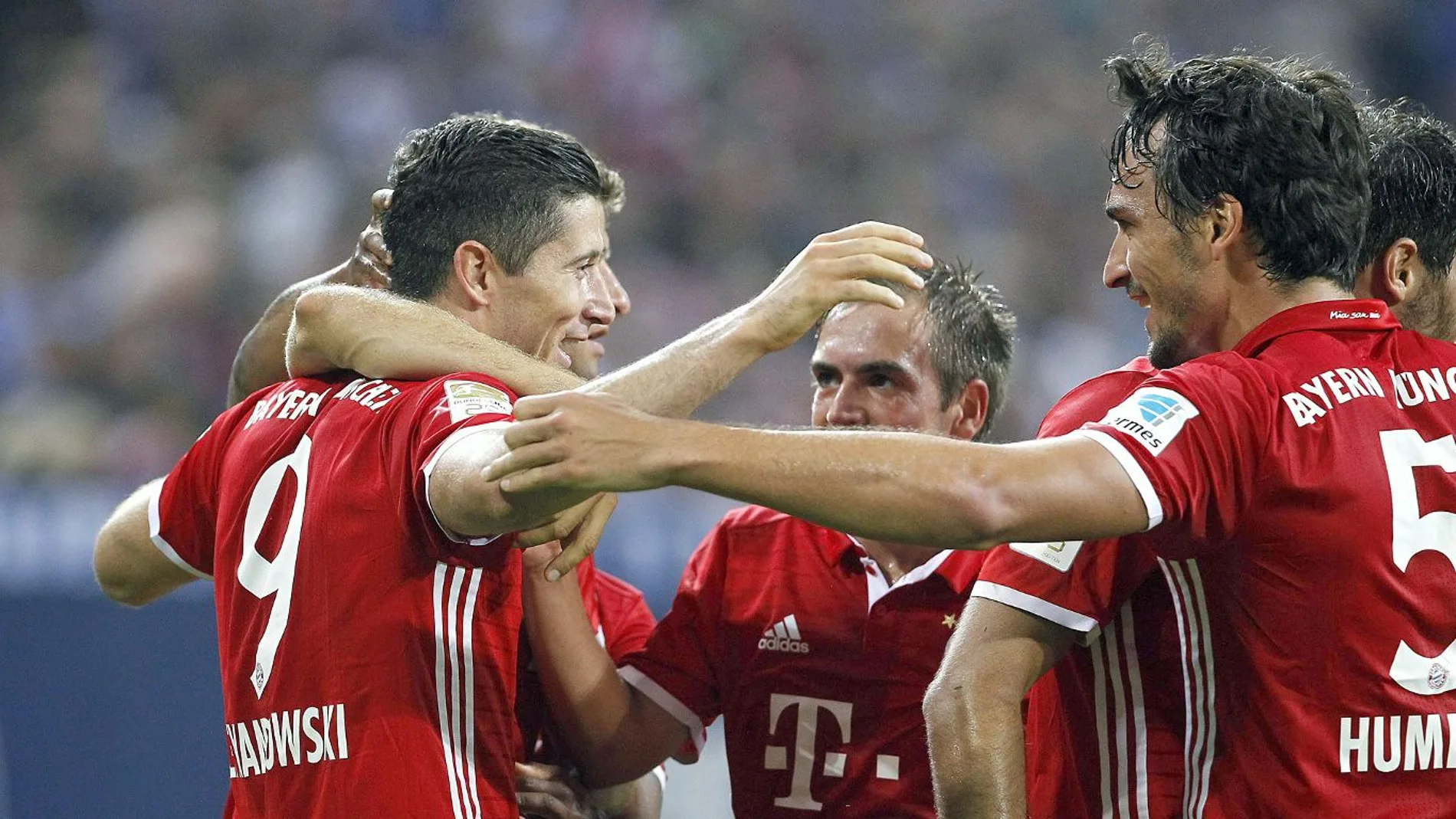Los jugadores del Bayern celebran un gol de Lewandowski Los jugadores del Bayern celebran un gol de Lewandowski