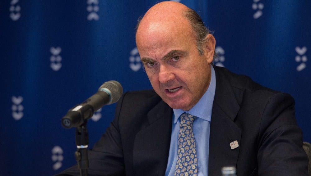 El ministro español de Economía, Luis de Guindos, atiende a la prensa en Bratislava