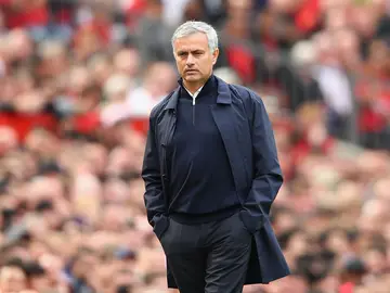 Mourinho, con gesto serio en la banda durante el partido del United Mourinho, con gesto serio en la banda durante el partido del United