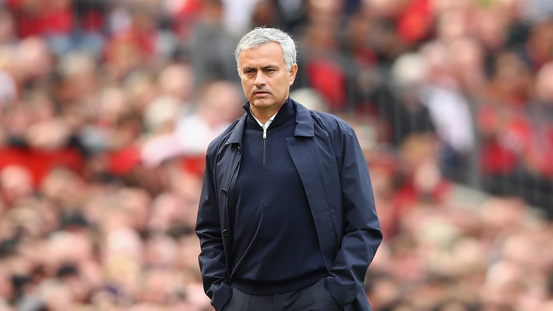 Mourinho, con gesto serio en la banda durante el partido del United Mourinho, con gesto serio en la banda durante el partido del United