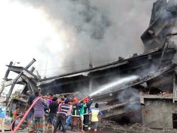 Los bomberos tratan de sofocar las llamas en la fabrica Bangladesh