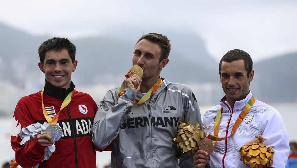 Jairo Ruiz, junto a Schulz y Daniel, durante la ceremonia de entrega de medallas