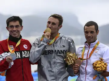 Jairo Ruiz, junto a Schulz y Daniel, durante la ceremonia de entrega de medallas Jairo Ruiz, junto a Schulz y Daniel, durante la ceremonia de entrega de medallas