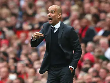 Guardiola da instrucciones a sus jugadores desde la banda Guardiola da instrucciones a sus jugadores desde la banda