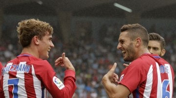 Griezmann y Koke celebran un gol del Atlético de Madrid