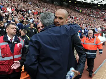 Mourinho y Guardiola se saludan de forma afectuosa antes de comenzar el partido Mourinho y Guardiola se saludan de forma afectuosa antes de comenzar el partido