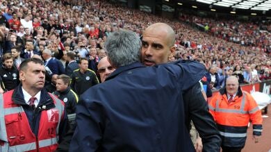 El afectuoso abrazo de Mourinho y Guardiola antes del derbi de Manchester
