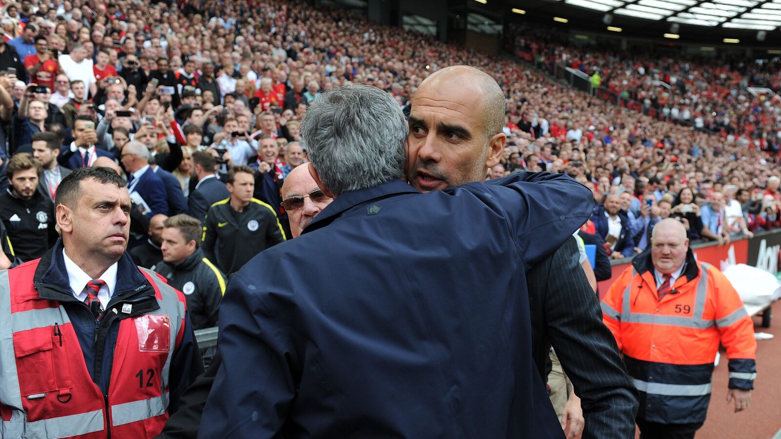 El afectuoso abrazo de Mourinho y Guardiola antes del derbi de Manchester