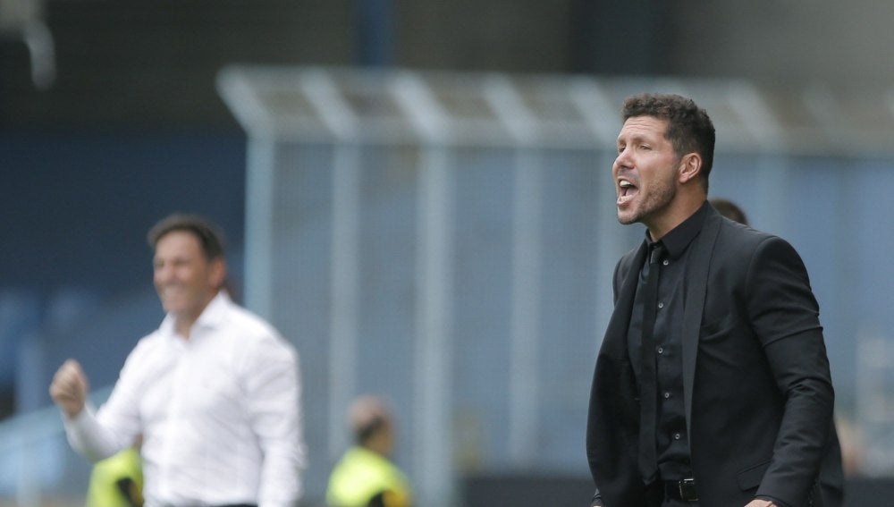 Simeone dirigiendo a los jugadores del Atlético frente al Celta