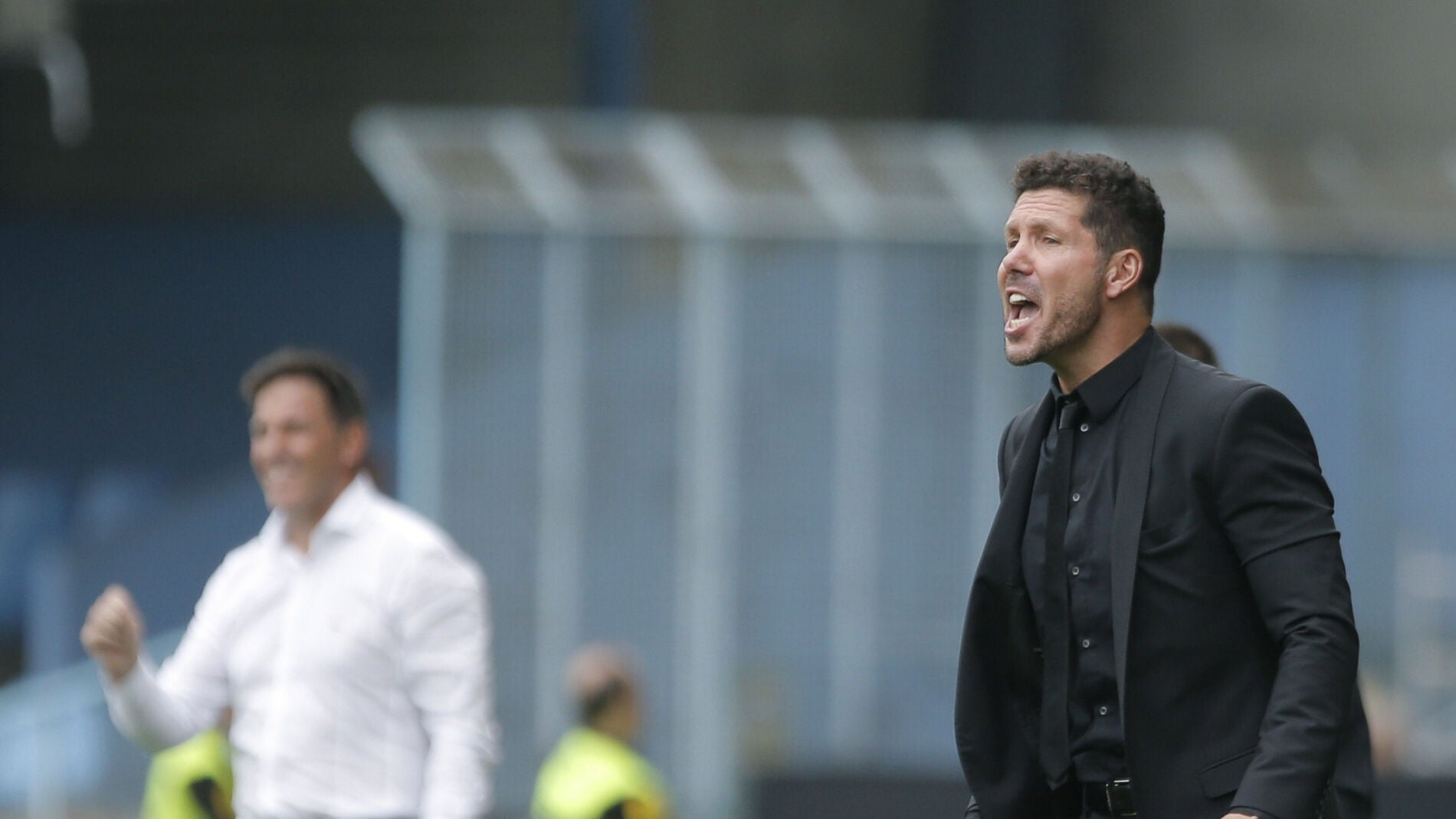 Simeone dirigiendo a los jugadores del Atl&eacute;tico frente al Celta