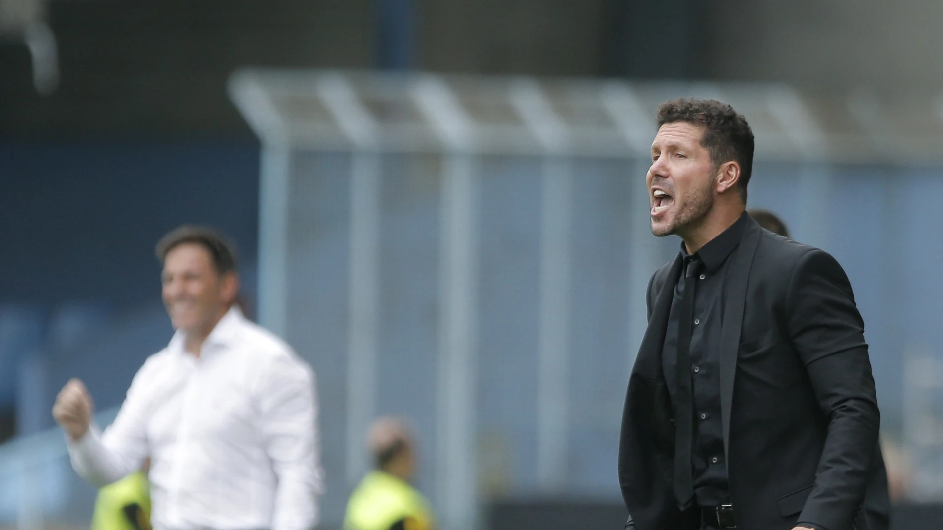 Simeone dirigiendo a los jugadores del Atlético frente al Celta Simeone dirigiendo a los jugadores del Atlético frente al Celta
