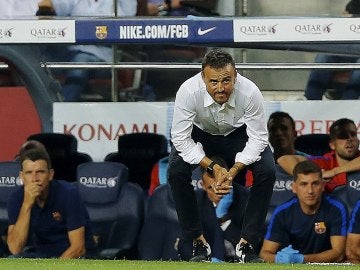 Luis Enrique dirigiendo desde el banquillo durante el Barcelona-Alavés