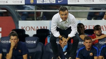 Luis Enrique dirigiendo desde el banquillo durante el Barcelona-Alavés