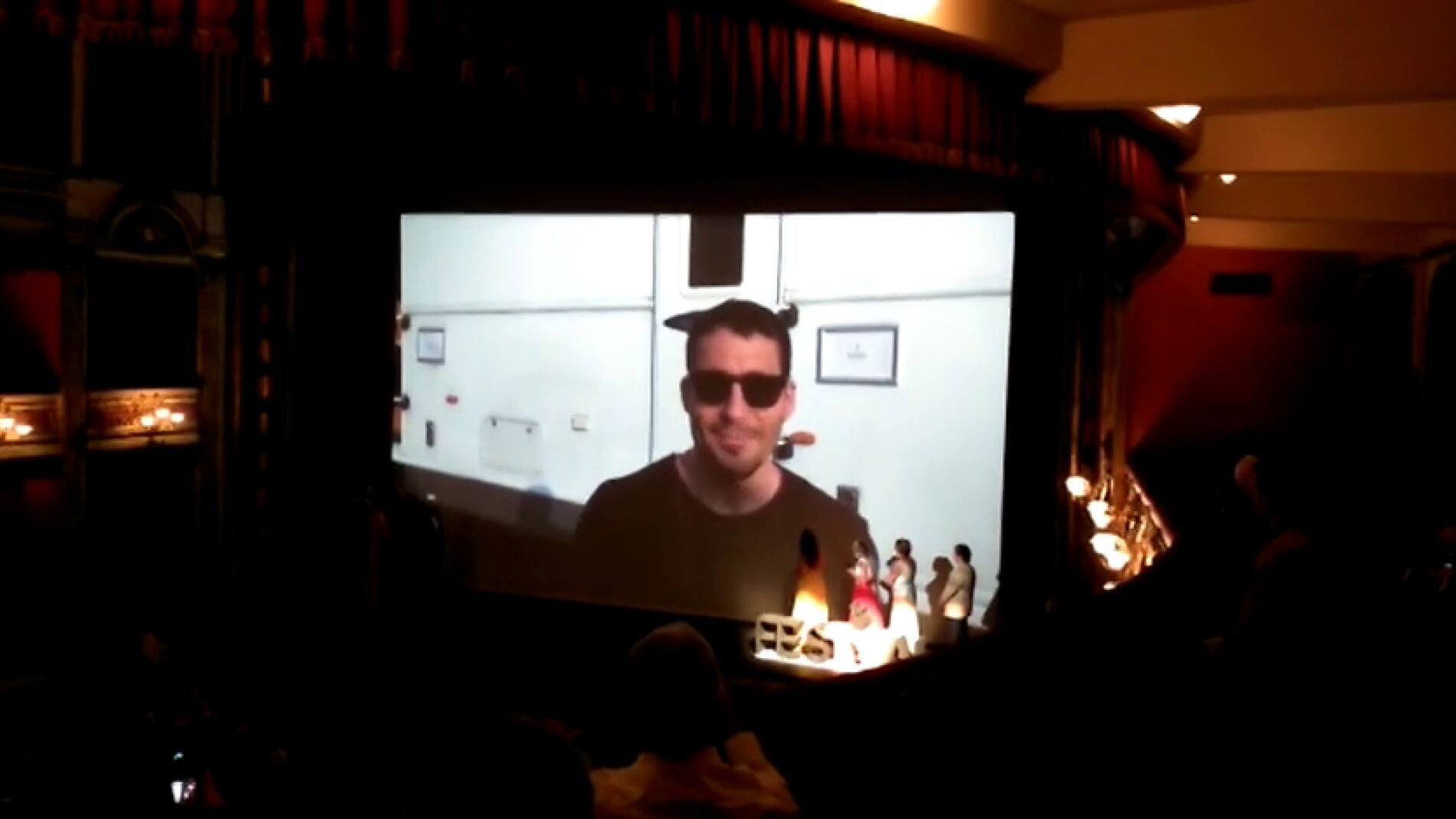 Frame 10.830944 de: Miguel &Aacute;ngel Silvestre sorprende al reparto de 'Velvet' con un emotivo mensaje en la premiere de la temporada final en el FesTVal de Vitoria