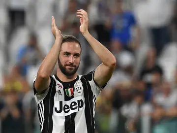 Higuaín aplaude Higuaín aplaude