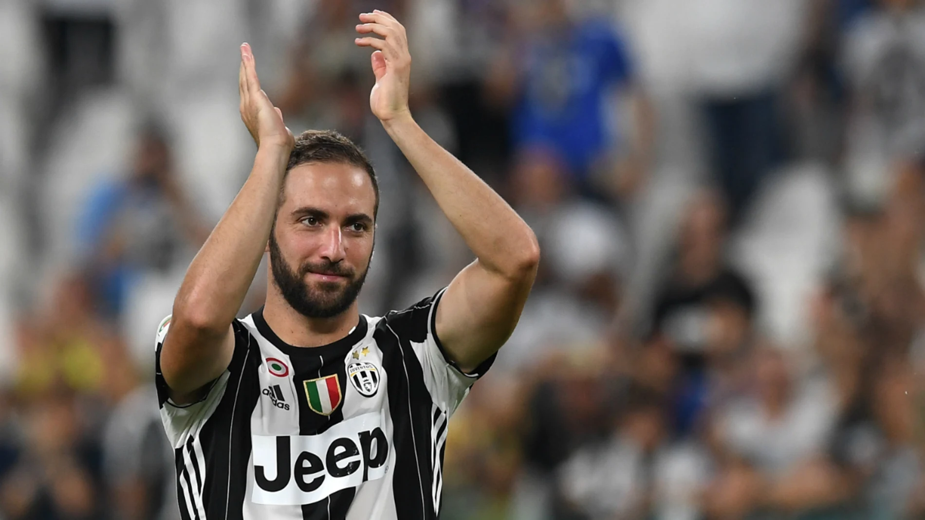 Higuaín aplaude Higuaín aplaude