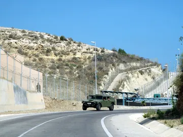 Vehículos del Ejército Español vigilan el vallado fronterizo de Melilla Vehículos del Ejército Español vigilan el vallado fronterizo de Melilla