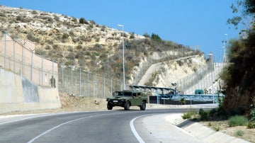 Vehículos del Ejército Español vigilan el vallado fronterizo de Melilla