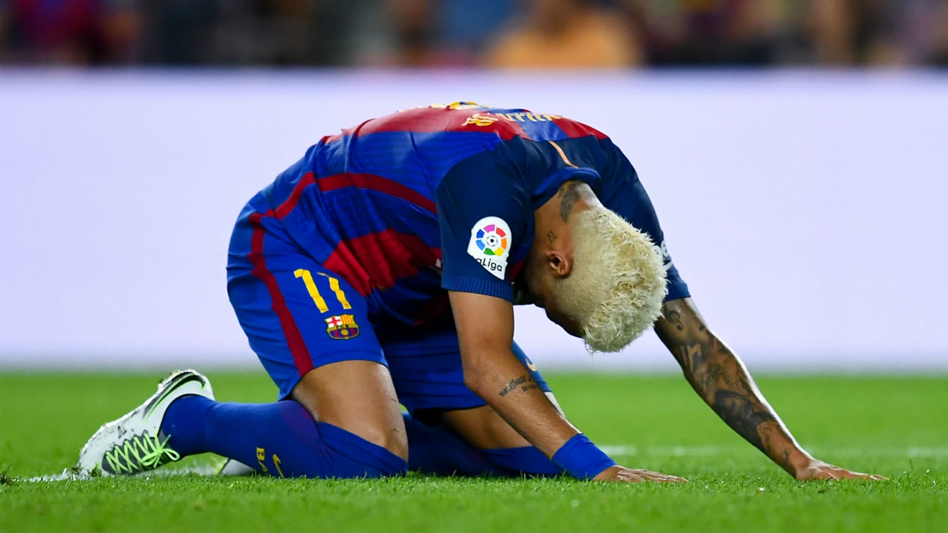 Neymar, arrodillado Neymar, arrodillado