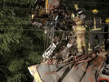 Los bomberos despiezan el tren de O Porriño Los bomberos despiezan el tren de O Porriño
