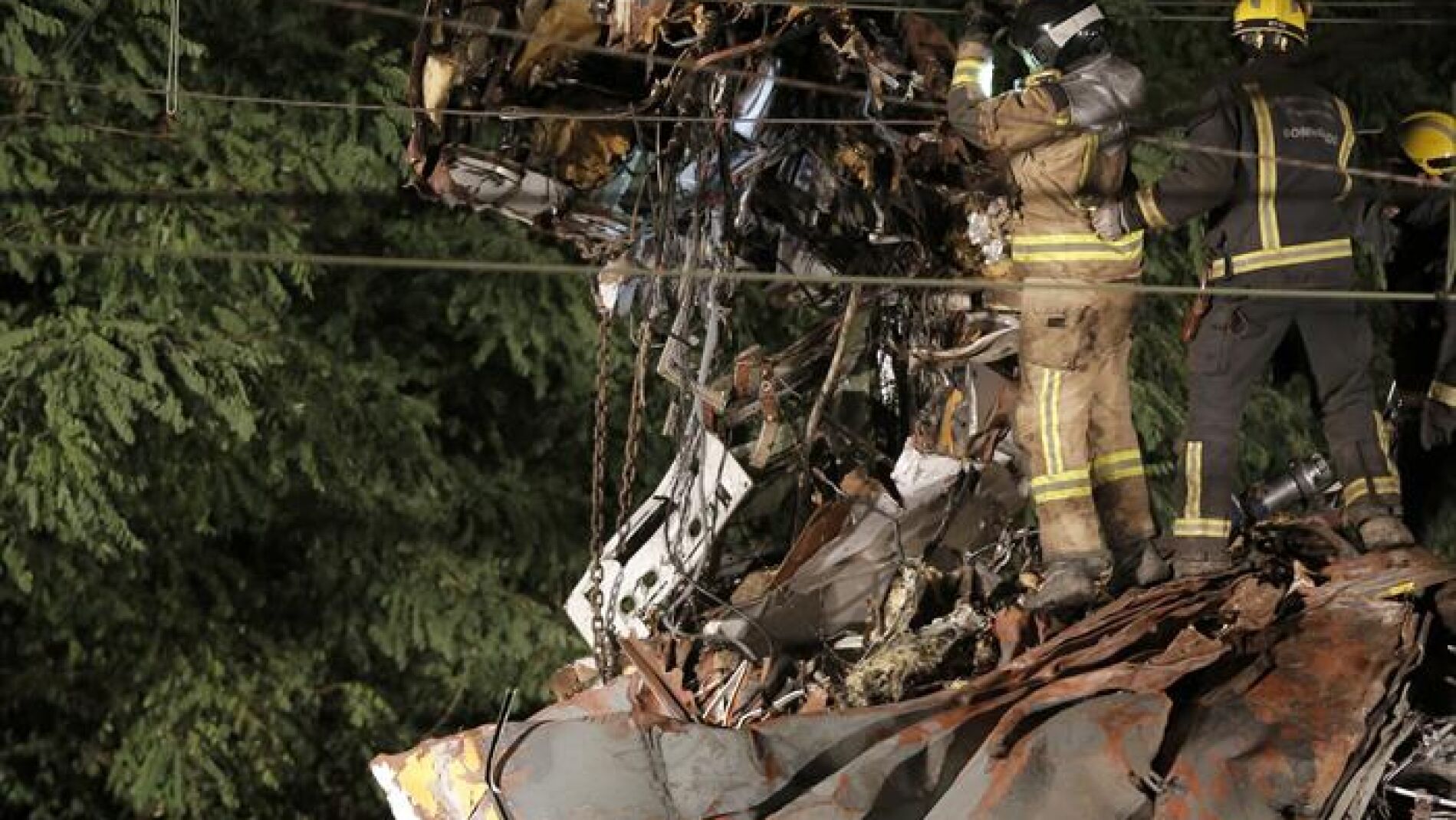 Los bomberos despiezan el tren de O Porri&ntilde;o